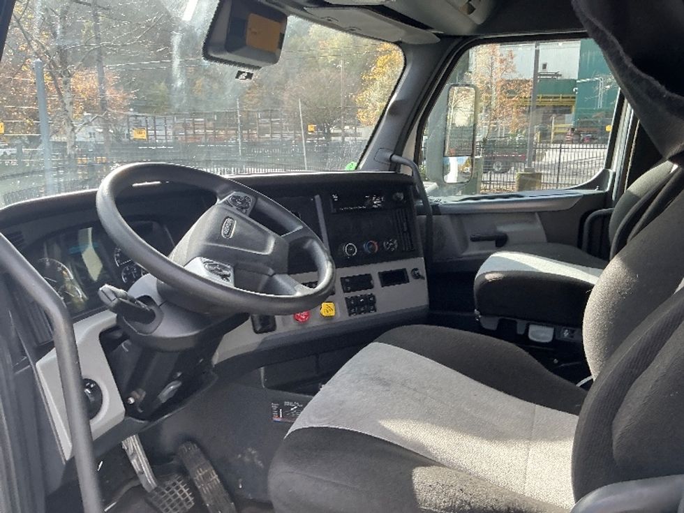 Sleeper Tractor-Heavy Duty Tractors-Freightliner-2020-T12664ST-Portland-OR-426,064\n\t\tmiles-$ 73,750 - Image 10