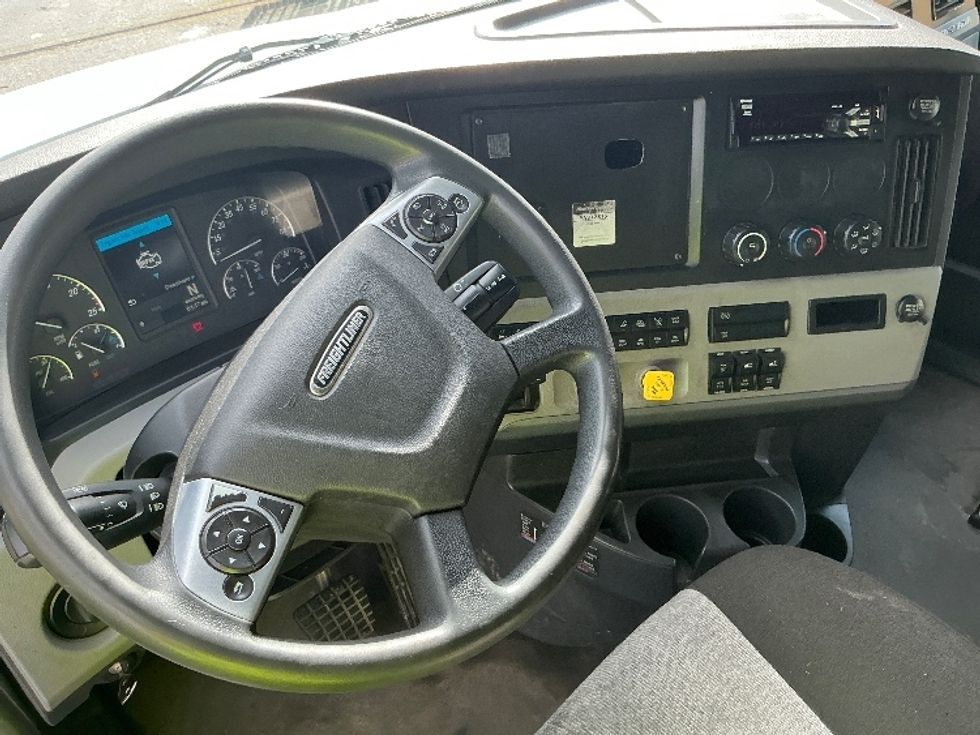 Sleeper Tractor-Heavy Duty Tractors-Freightliner-2020-T12664ST-Portland-OR-426,064\n\t\tmiles-$ 73,750 - Image 11
