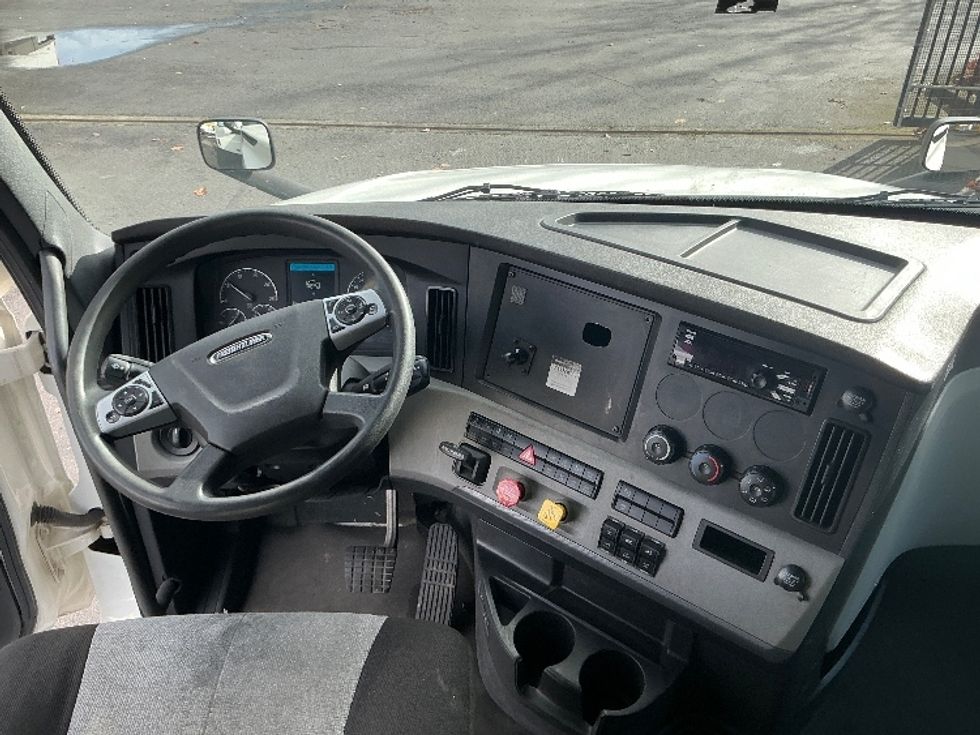 Sleeper Tractor-Heavy Duty Tractors-Freightliner-2020-T12664ST-Portland-OR-426,064\n\t\tmiles-$ 73,750 - Image 12