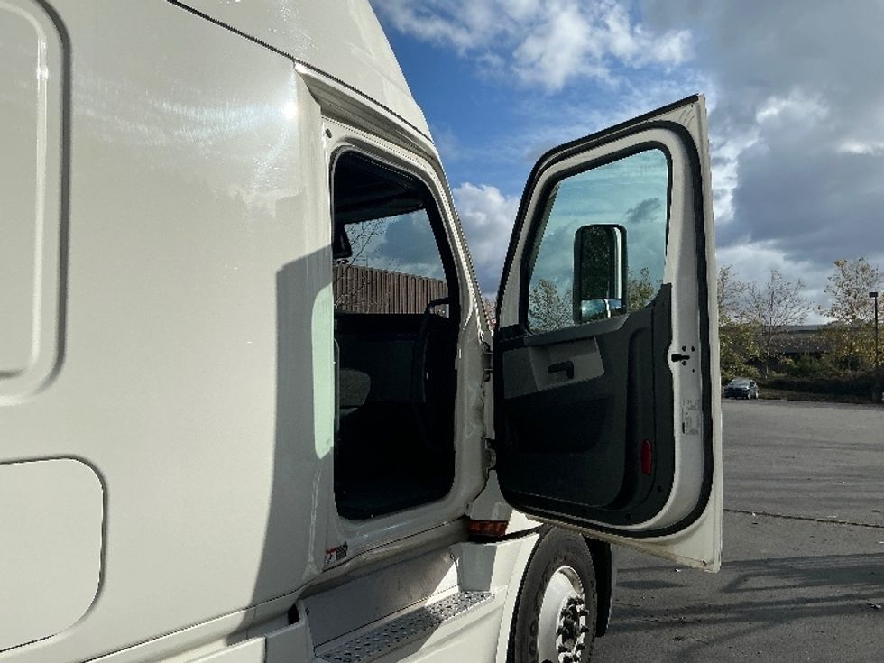 Sleeper Tractor-Heavy Duty Tractors-Freightliner-2020-T12664ST-Portland-OR-426,064\n\t\tmiles-$ 73,750 - Image 13