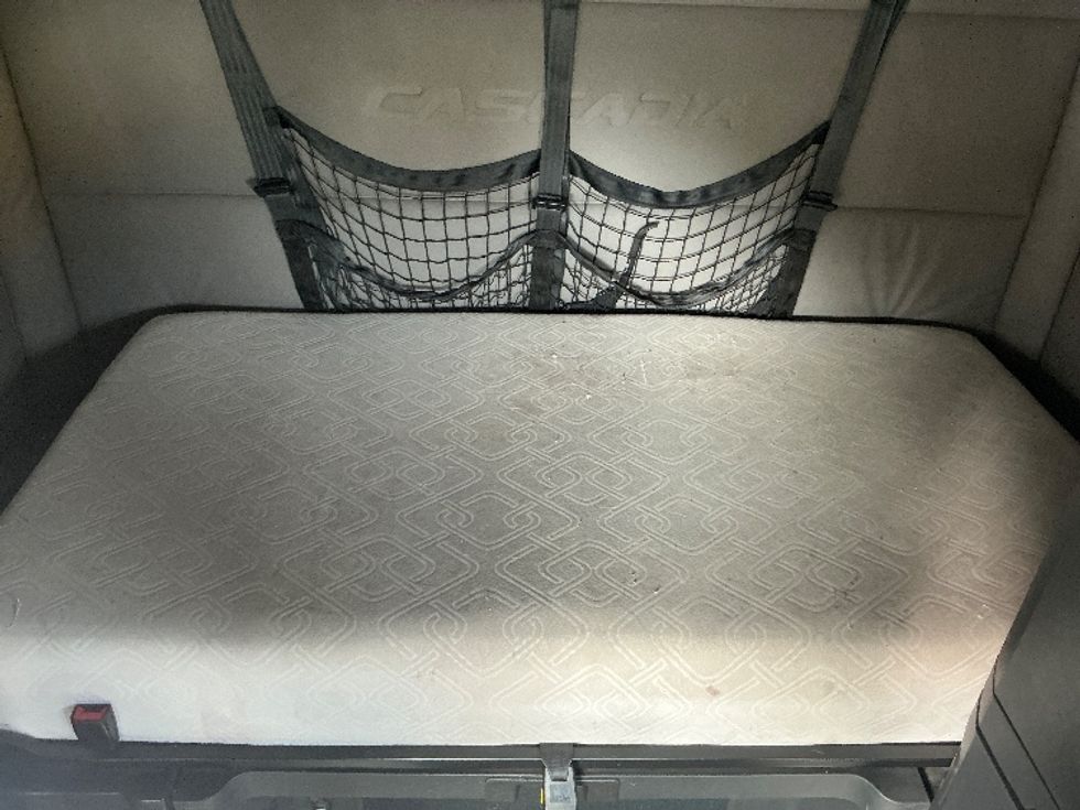 Sleeper Tractor-Heavy Duty Tractors-Freightliner-2020-T12664ST-Portland-OR-426,064\n\t\tmiles-$ 73,750 - Image 17