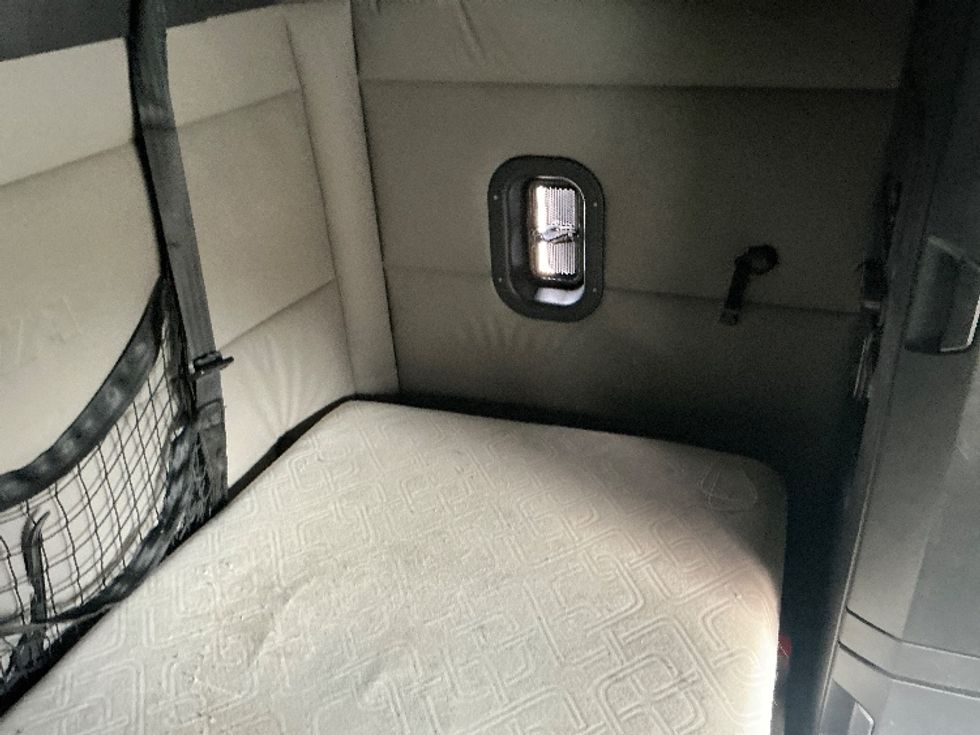 Sleeper Tractor-Heavy Duty Tractors-Freightliner-2020-T12664ST-Portland-OR-426,064\n\t\tmiles-$ 73,750 - Image 18