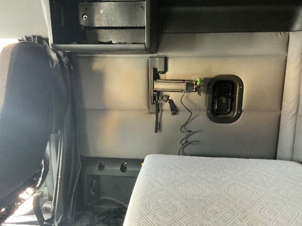 Sleeper Tractor-Heavy Duty Tractors-Freightliner-2020-T12664ST-Portland-OR-426,064\n\t\tmiles-$ 73,750 - Image 19