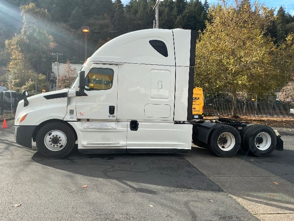 Sleeper Tractor-Heavy Duty Tractors-Freightliner-2020-T12664ST-Portland-OR-426,064\n\t\tmiles-$ 73,750 - Image 4