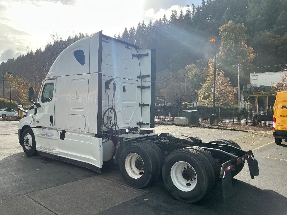 Sleeper Tractor-Heavy Duty Tractors-Freightliner-2020-T12664ST-Portland-OR-426,064\n\t\tmiles-$ 73,750 - Image 5