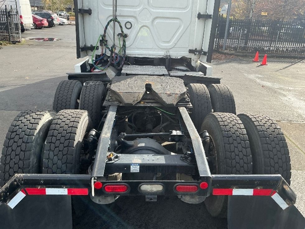 Sleeper Tractor-Heavy Duty Tractors-Freightliner-2020-T12664ST-Portland-OR-426,064\n\t\tmiles-$ 73,750 - Image 6