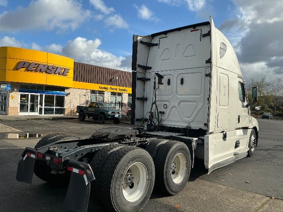 Sleeper Tractor-Heavy Duty Tractors-Freightliner-2020-T12664ST-Portland-OR-426,064\n\t\tmiles-$ 73,750 - Image 7