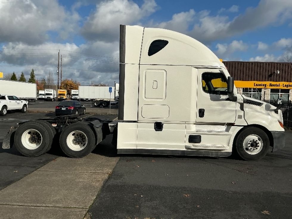 Sleeper Tractor-Heavy Duty Tractors-Freightliner-2020-T12664ST-Portland-OR-426,064\n\t\tmiles-$ 73,750 - Image 8