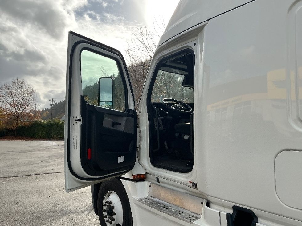 Sleeper Tractor-Heavy Duty Tractors-Freightliner-2020-T12664ST-Portland-OR-426,064\n\t\tmiles-$ 73,750 - Image 9