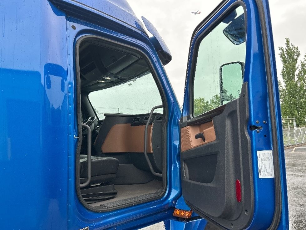 Sleeper Tractor-Heavy Duty Tractors-Freightliner-2020-T12664ST-Portland-OR-476,341\n\t\tmiles-$ 67,750 - Image 13