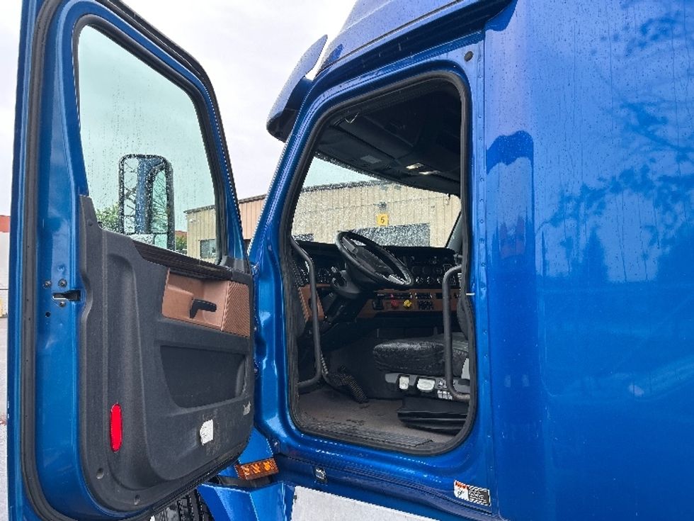 Sleeper Tractor-Heavy Duty Tractors-Freightliner-2020-T12664ST-Portland-OR-476,341\n\t\tmiles-$ 67,750 - Image 9