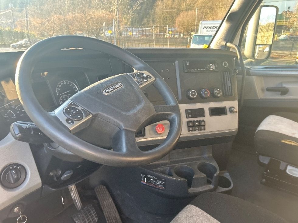 Sleeper Tractor-Heavy Duty Tractors-Freightliner-2020-T12664ST-Portland-OR-485,130\n\t\tmiles-$ 64,750 - Image 10