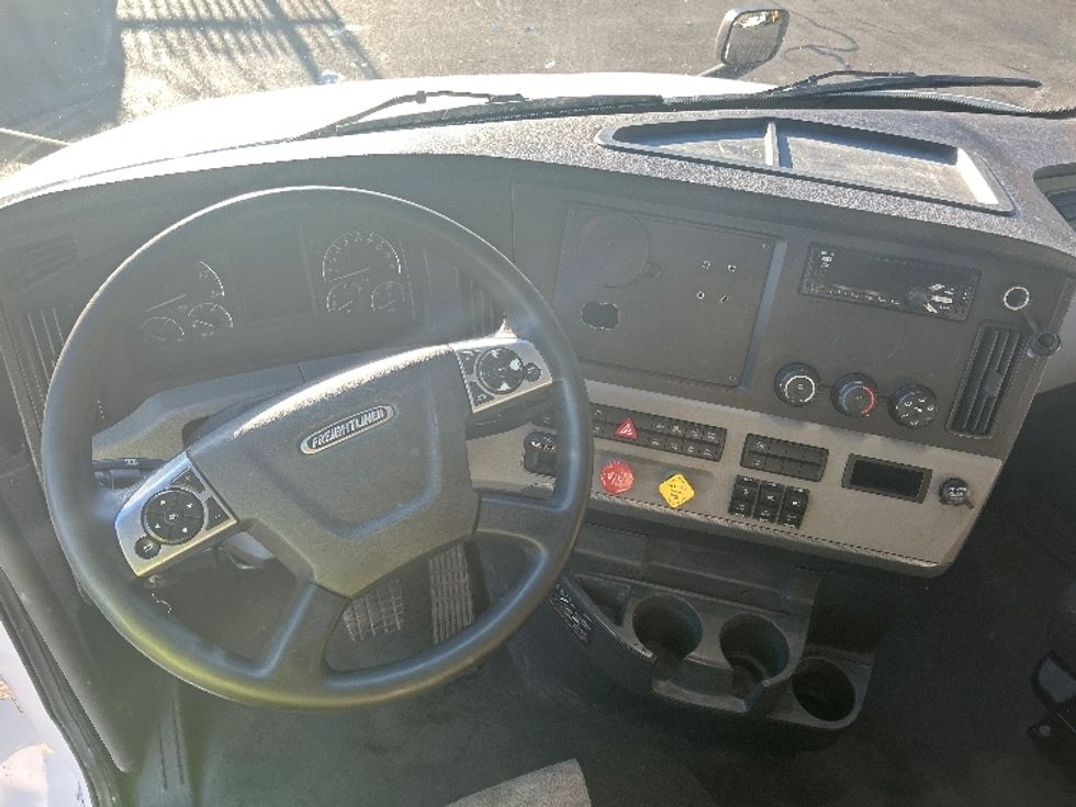 Sleeper Tractor-Heavy Duty Tractors-Freightliner-2020-T12664ST-Portland-OR-485,130\n\t\tmiles-$ 64,750 - Image 11