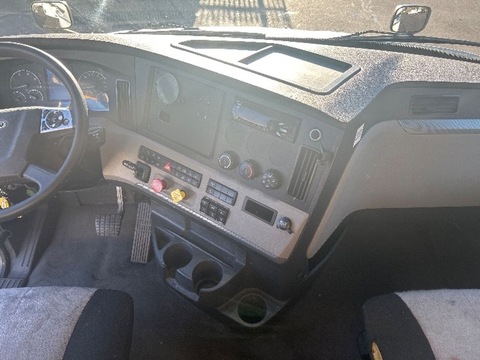 Sleeper Tractor-Heavy Duty Tractors-Freightliner-2020-T12664ST-Portland-OR-485,130\n\t\tmiles-$ 64,750 - Image 12