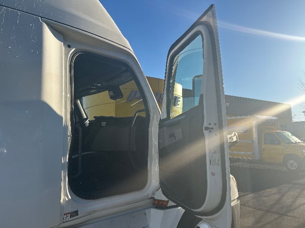 Sleeper Tractor-Heavy Duty Tractors-Freightliner-2020-T12664ST-Portland-OR-485,130\n\t\tmiles-$ 64,750 - Image 13