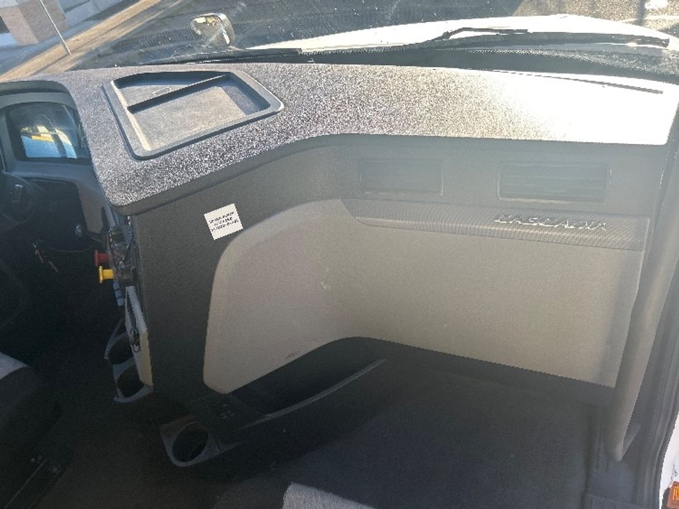 Sleeper Tractor-Heavy Duty Tractors-Freightliner-2020-T12664ST-Portland-OR-485,130\n\t\tmiles-$ 64,750 - Image 14