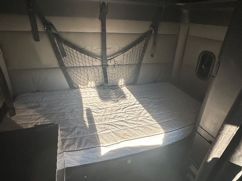 Sleeper Tractor-Heavy Duty Tractors-Freightliner-2020-T12664ST-Portland-OR-485,130\n\t\tmiles-$ 64,750 - Image 16