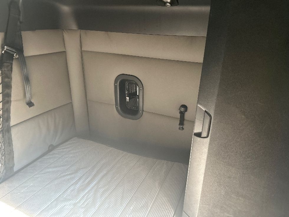 Sleeper Tractor-Heavy Duty Tractors-Freightliner-2020-T12664ST-Portland-OR-485,130\n\t\tmiles-$ 64,750 - Image 18