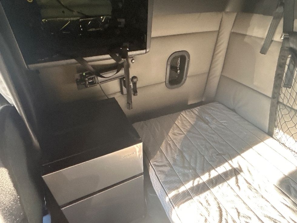 Sleeper Tractor-Heavy Duty Tractors-Freightliner-2020-T12664ST-Portland-OR-485,130\n\t\tmiles-$ 64,750 - Image 19