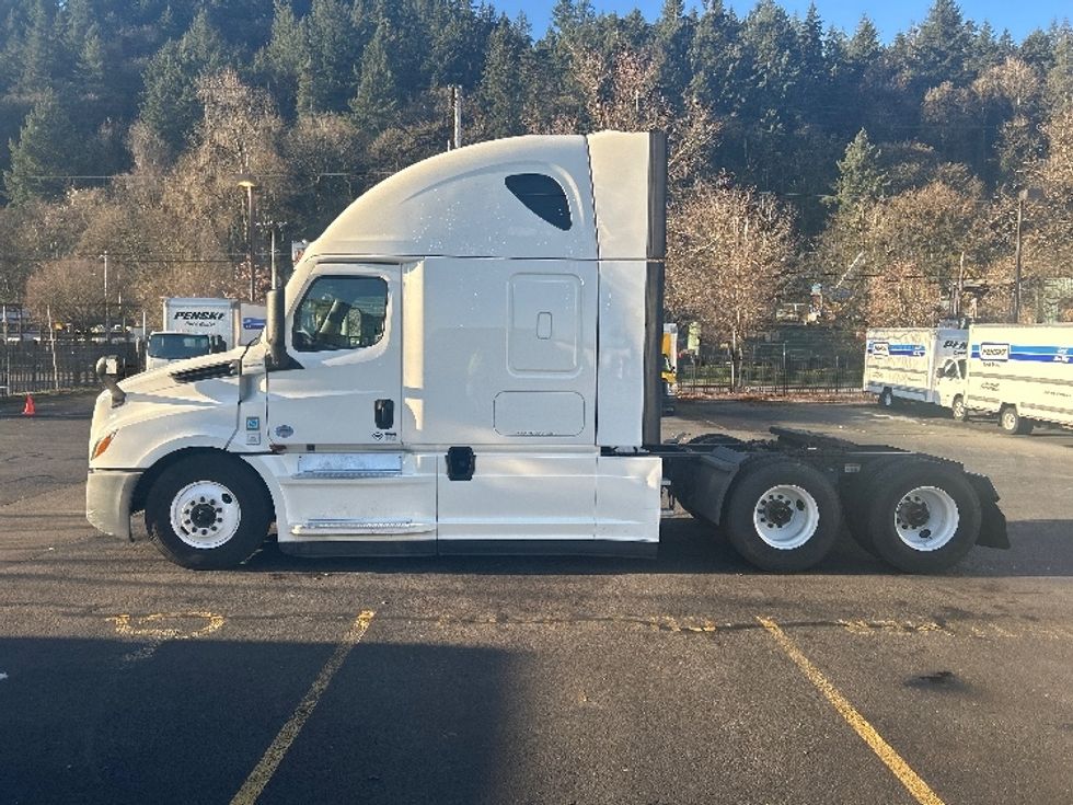 Sleeper Tractor-Heavy Duty Tractors-Freightliner-2020-T12664ST-Portland-OR-485,130\n\t\tmiles-$ 64,750 - Image 4