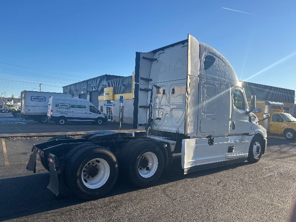 Sleeper Tractor-Heavy Duty Tractors-Freightliner-2020-T12664ST-Portland-OR-485,130\n\t\tmiles-$ 64,750 - Image 7