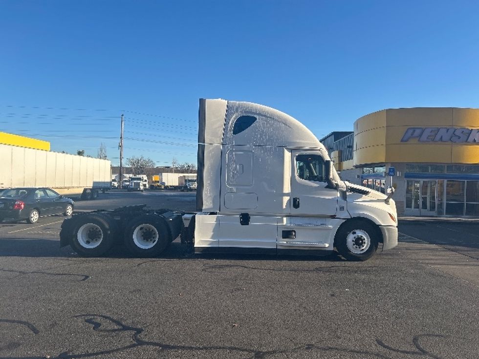 Sleeper Tractor-Heavy Duty Tractors-Freightliner-2020-T12664ST-Portland-OR-485,130\n\t\tmiles-$ 64,750 - Image 8