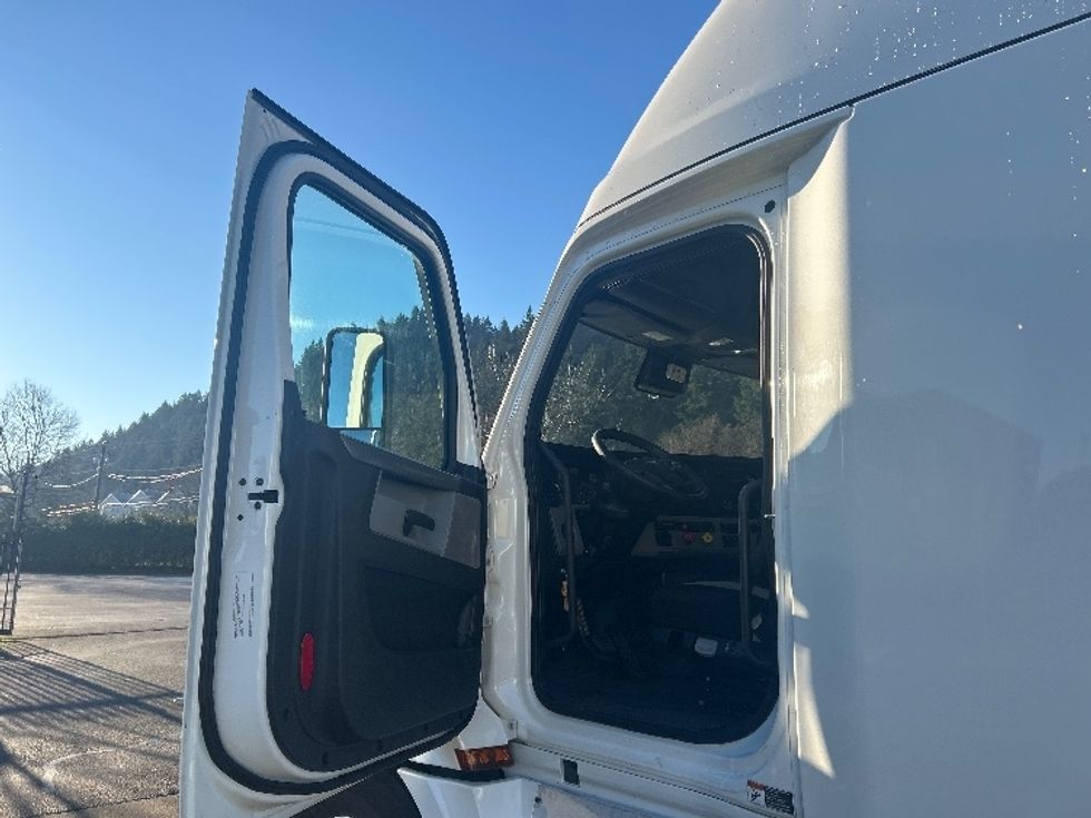 Sleeper Tractor-Heavy Duty Tractors-Freightliner-2020-T12664ST-Portland-OR-485,130\n\t\tmiles-$ 64,750 - Image 9