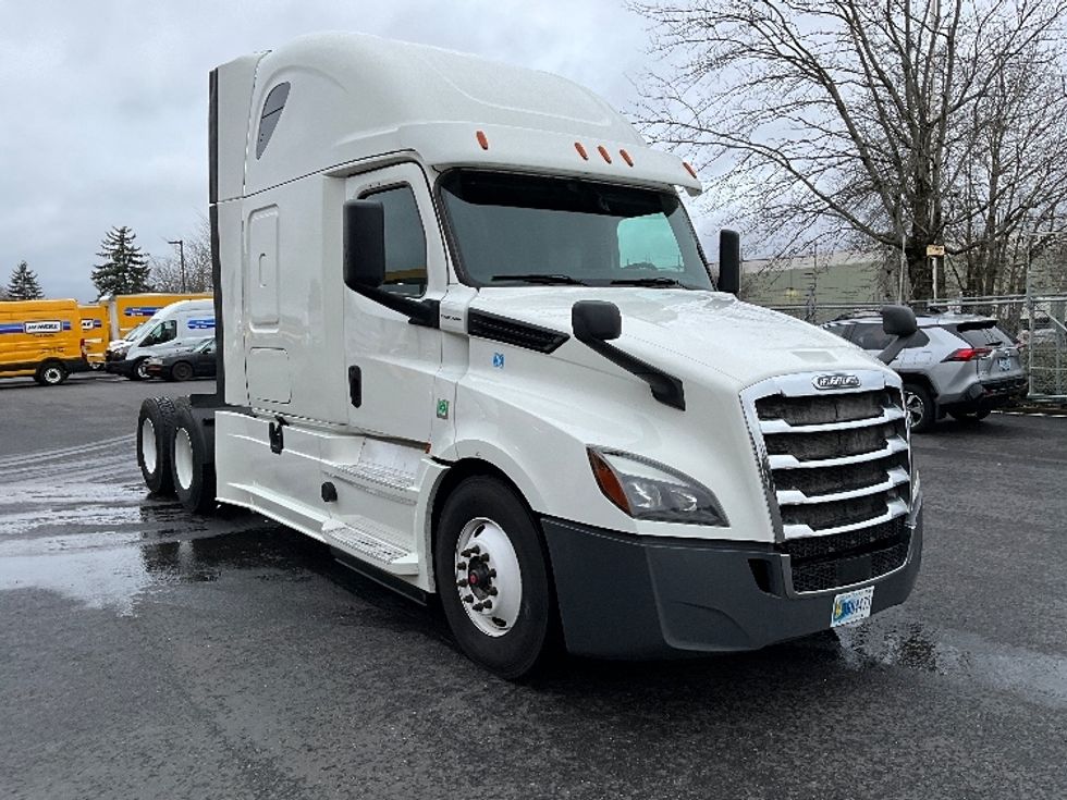Sleeper Tractor-Heavy Duty Tractors-Freightliner-2020-T12664ST-Portland-OR-566,163\n\t\tmiles-$ 60,750 - Image 1