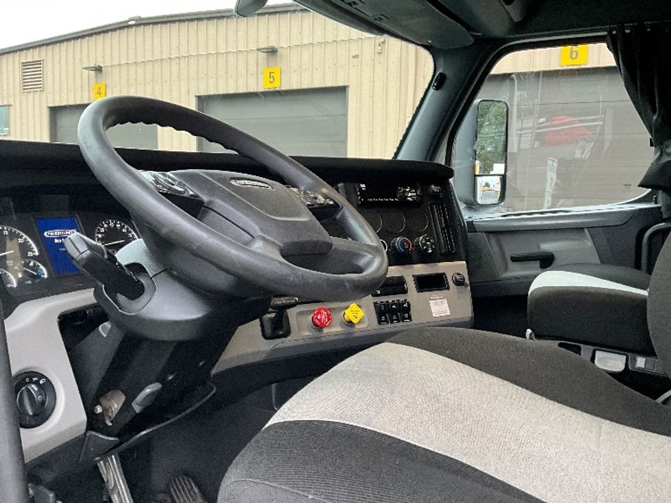 Sleeper Tractor-Heavy Duty Tractors-Freightliner-2020-T12664ST-Portland-OR-566,163\n\t\tmiles-$ 60,750 - Image 10
