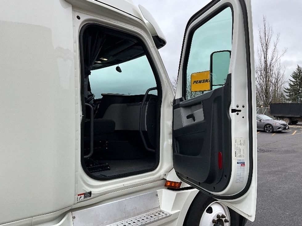 Sleeper Tractor-Heavy Duty Tractors-Freightliner-2020-T12664ST-Portland-OR-566,163\n\t\tmiles-$ 60,750 - Image 13