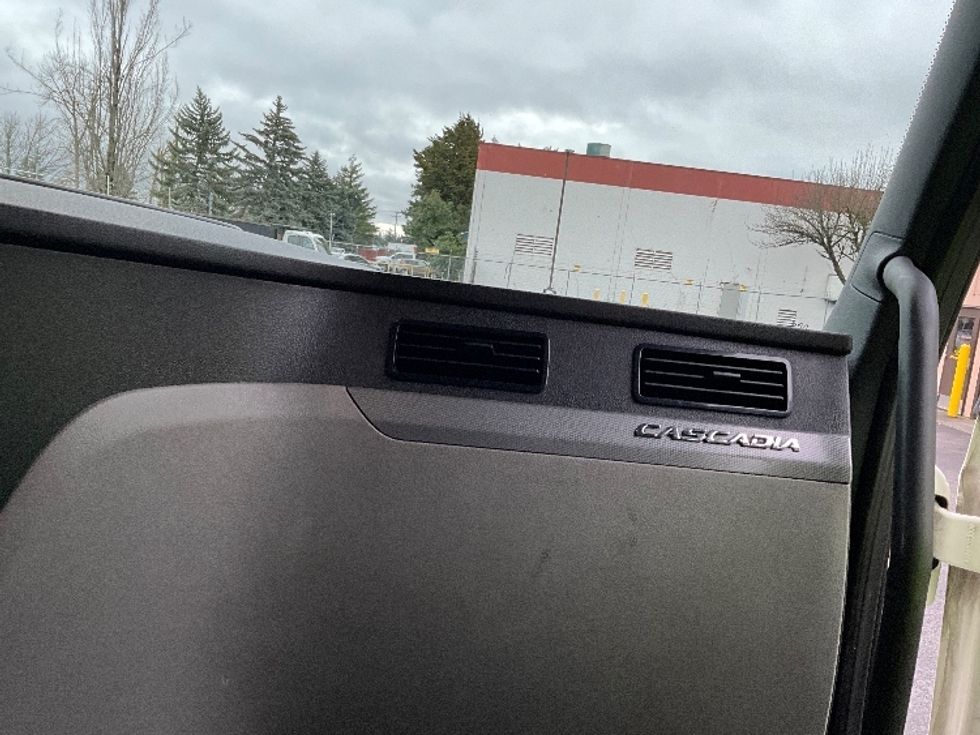 Sleeper Tractor-Heavy Duty Tractors-Freightliner-2020-T12664ST-Portland-OR-566,163\n\t\tmiles-$ 60,750 - Image 14