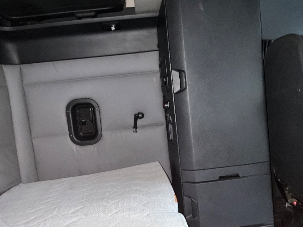 Sleeper Tractor-Heavy Duty Tractors-Freightliner-2020-T12664ST-Portland-OR-566,163\n\t\tmiles-$ 60,750 - Image 17