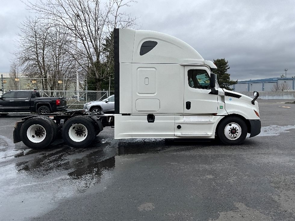Sleeper Tractor-Heavy Duty Tractors-Freightliner-2020-T12664ST-Portland-OR-566,163\n\t\tmiles-$ 60,750 - Image 8
