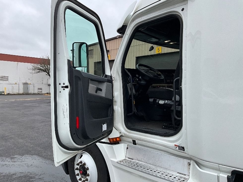Sleeper Tractor-Heavy Duty Tractors-Freightliner-2020-T12664ST-Portland-OR-566,163\n\t\tmiles-$ 60,750 - Image 9