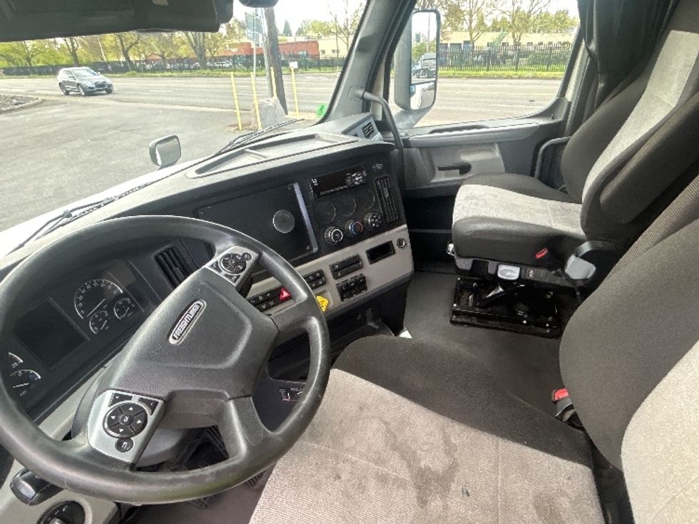 Sleeper Tractor-Heavy Duty Tractors-Freightliner-2020-T12664ST-Portland-OR-798,911\n\t\tmiles-$ 39,750 - Image 10