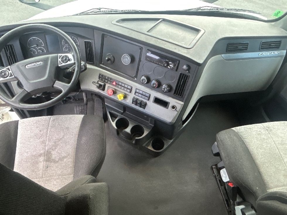 Sleeper Tractor-Heavy Duty Tractors-Freightliner-2020-T12664ST-Portland-OR-798,911\n\t\tmiles-$ 39,750 - Image 12