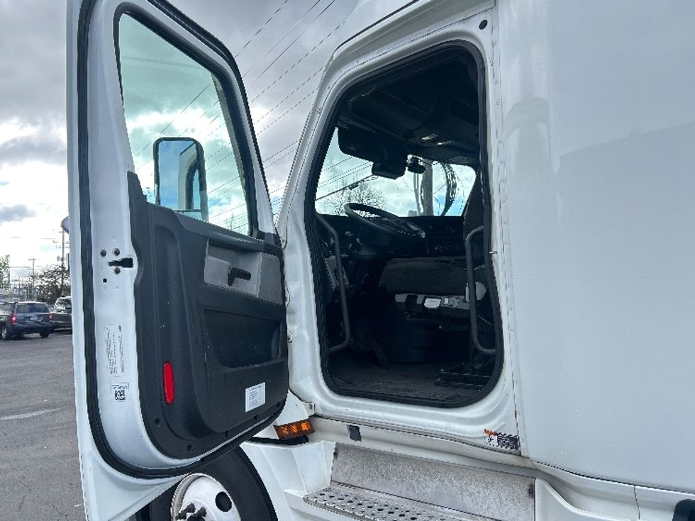 Sleeper Tractor-Heavy Duty Tractors-Freightliner-2020-T12664ST-Portland-OR-798,911\n\t\tmiles-$ 39,750 - Image 9