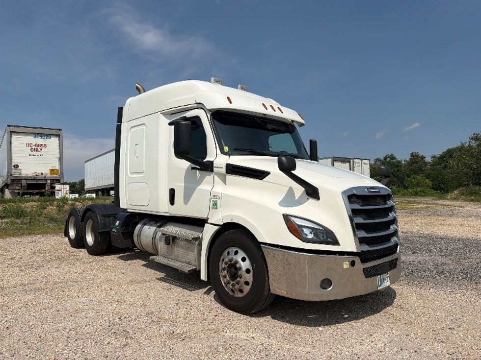 Sleeper Tractor-Heavy Duty Tractors-Freightliner-2020-T12664ST-Pottsville-PA-502,549\n\t\tmiles-$ 68,000 - Image 1