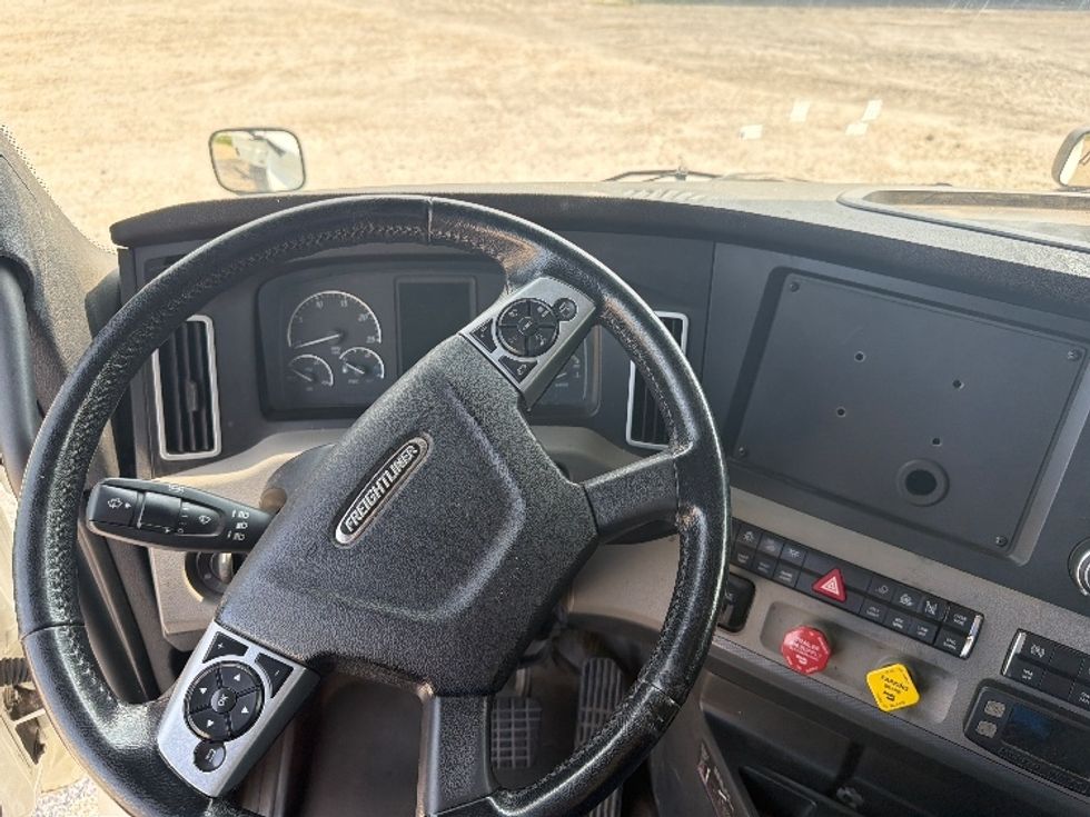 Sleeper Tractor-Heavy Duty Tractors-Freightliner-2020-T12664ST-Pottsville-PA-502,549\n\t\tmiles-$ 68,000 - Image 11