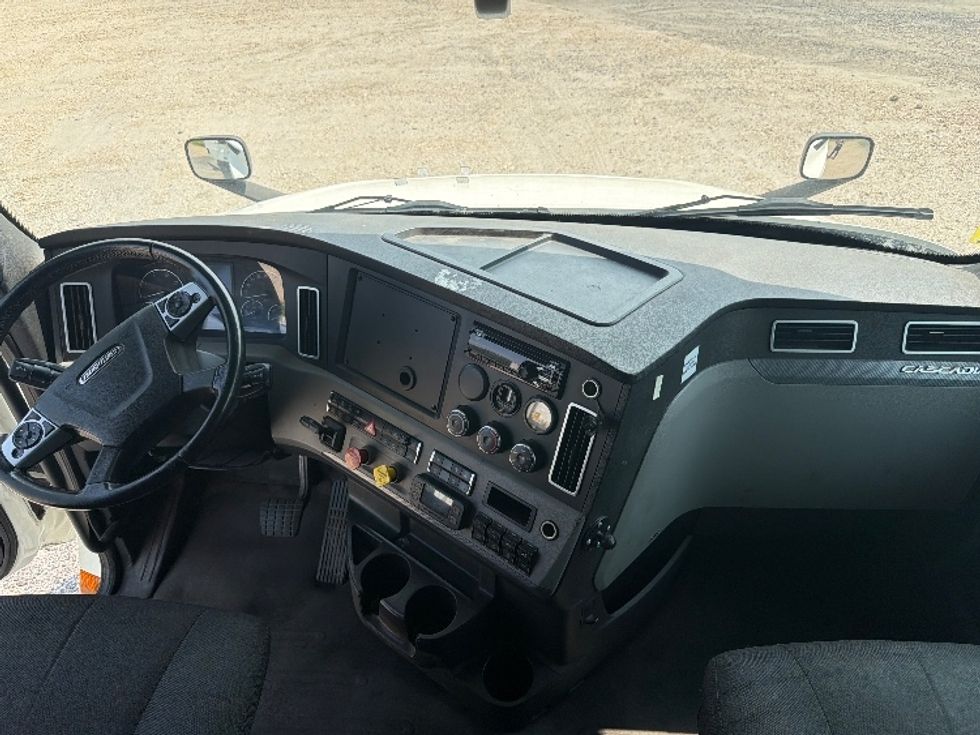Sleeper Tractor-Heavy Duty Tractors-Freightliner-2020-T12664ST-Pottsville-PA-502,549\n\t\tmiles-$ 68,000 - Image 12