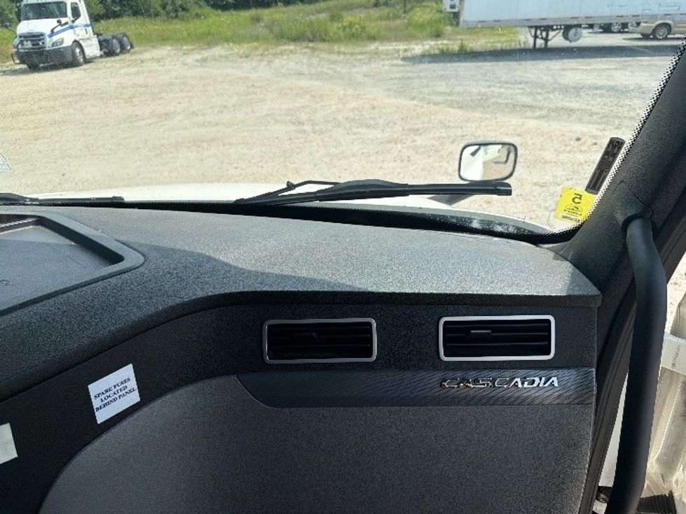 Sleeper Tractor-Heavy Duty Tractors-Freightliner-2020-T12664ST-Pottsville-PA-502,549\n\t\tmiles-$ 68,000 - Image 14