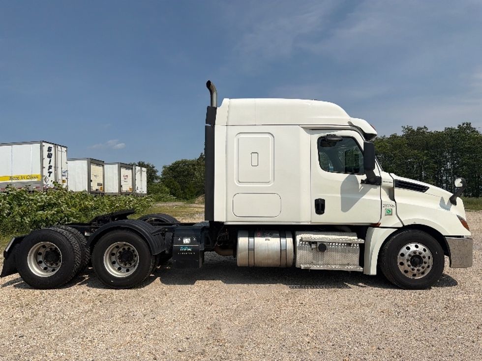 Sleeper Tractor-Heavy Duty Tractors-Freightliner-2020-T12664ST-Pottsville-PA-502,549\n\t\tmiles-$ 68,000 - Image 8