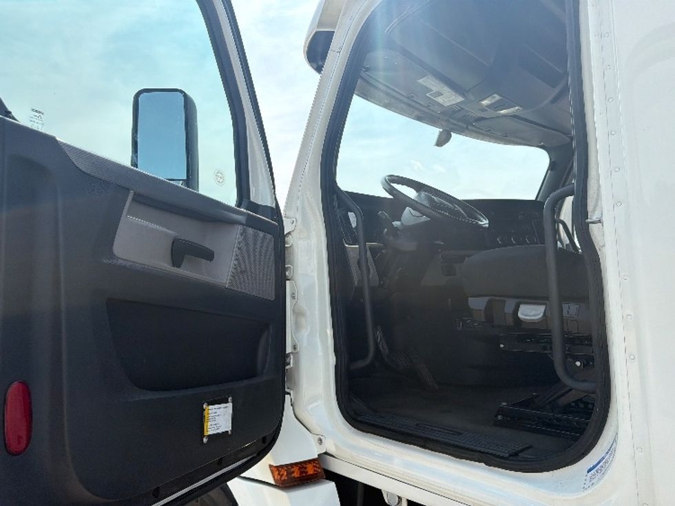 Sleeper Tractor-Heavy Duty Tractors-Freightliner-2020-T12664ST-Pottsville-PA-502,549\n\t\tmiles-$ 68,000 - Image 9