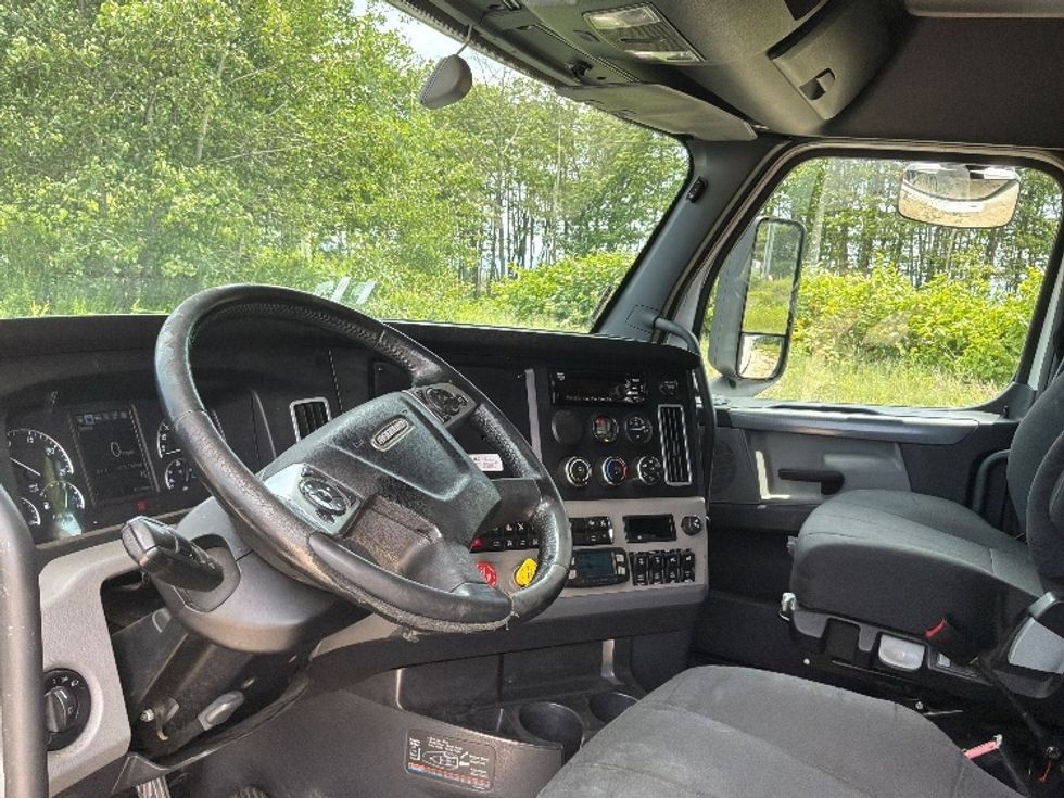 Sleeper Tractor-Heavy Duty Tractors-Freightliner-2020-T12664ST-Pottsville-PA-576,000\n\t\tmiles-$ 62,750 - Image 10