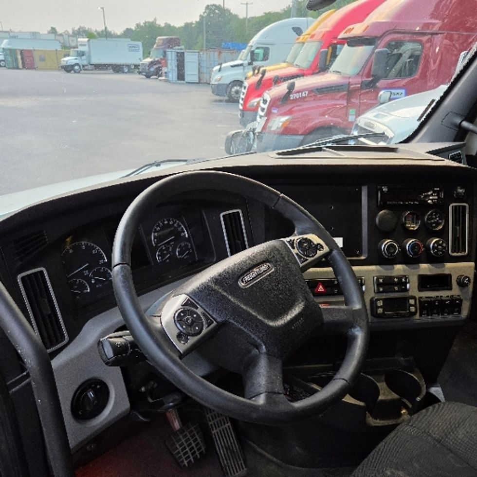 Sleeper Tractor-Heavy Duty Tractors-Freightliner-2020-T12664ST-Pottsville-PA-576,000\n\t\tmiles-$ 62,750 - Image 11