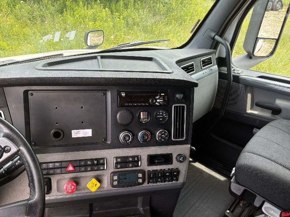 Sleeper Tractor-Heavy Duty Tractors-Freightliner-2020-T12664ST-Pottsville-PA-576,000\n\t\tmiles-$ 62,750 - Image 12