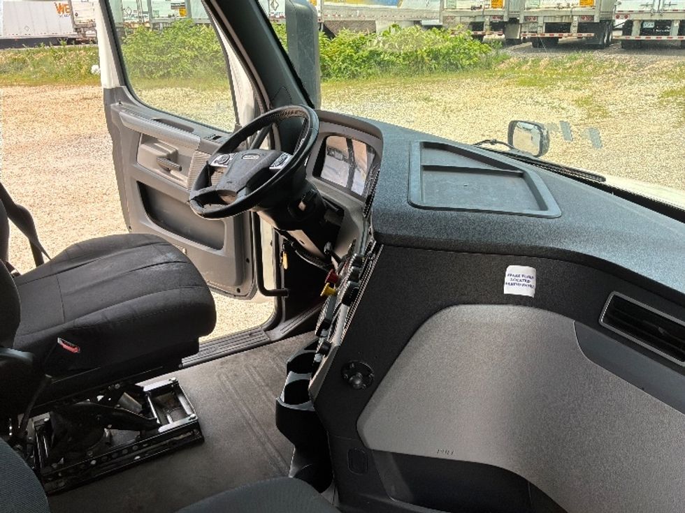 Sleeper Tractor-Heavy Duty Tractors-Freightliner-2020-T12664ST-Pottsville-PA-576,000\n\t\tmiles-$ 62,750 - Image 15