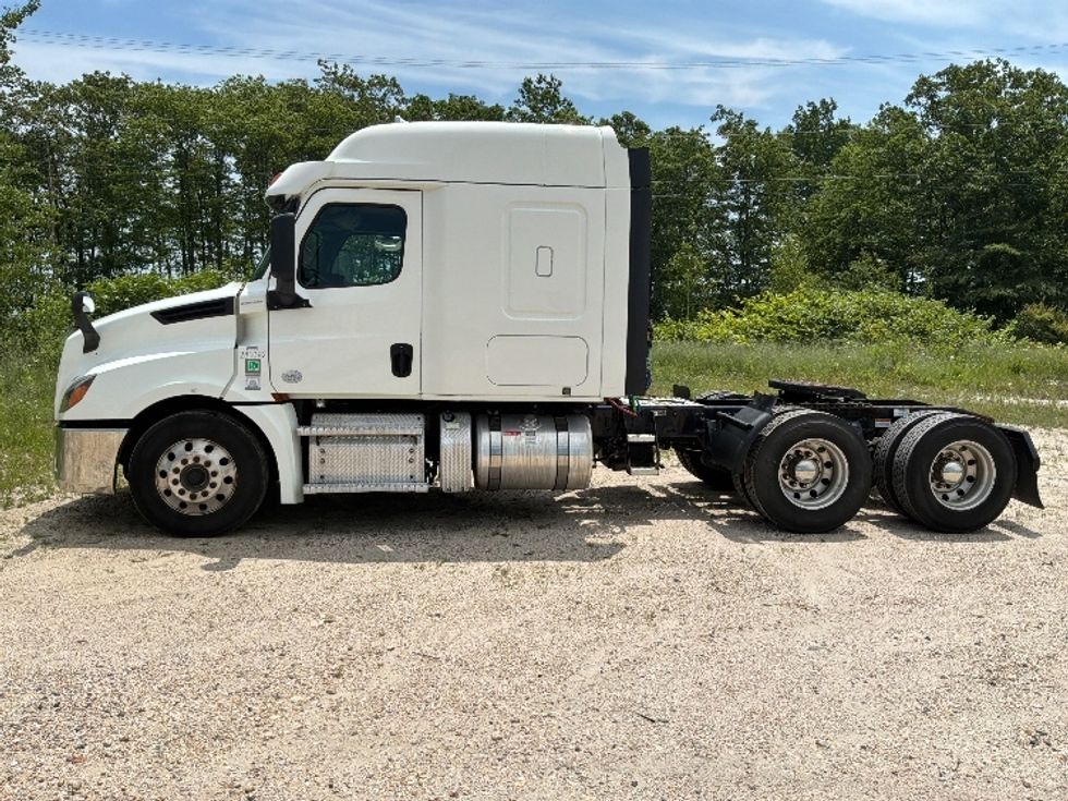 Sleeper Tractor-Heavy Duty Tractors-Freightliner-2020-T12664ST-Pottsville-PA-576,000\n\t\tmiles-$ 62,750 - Image 4