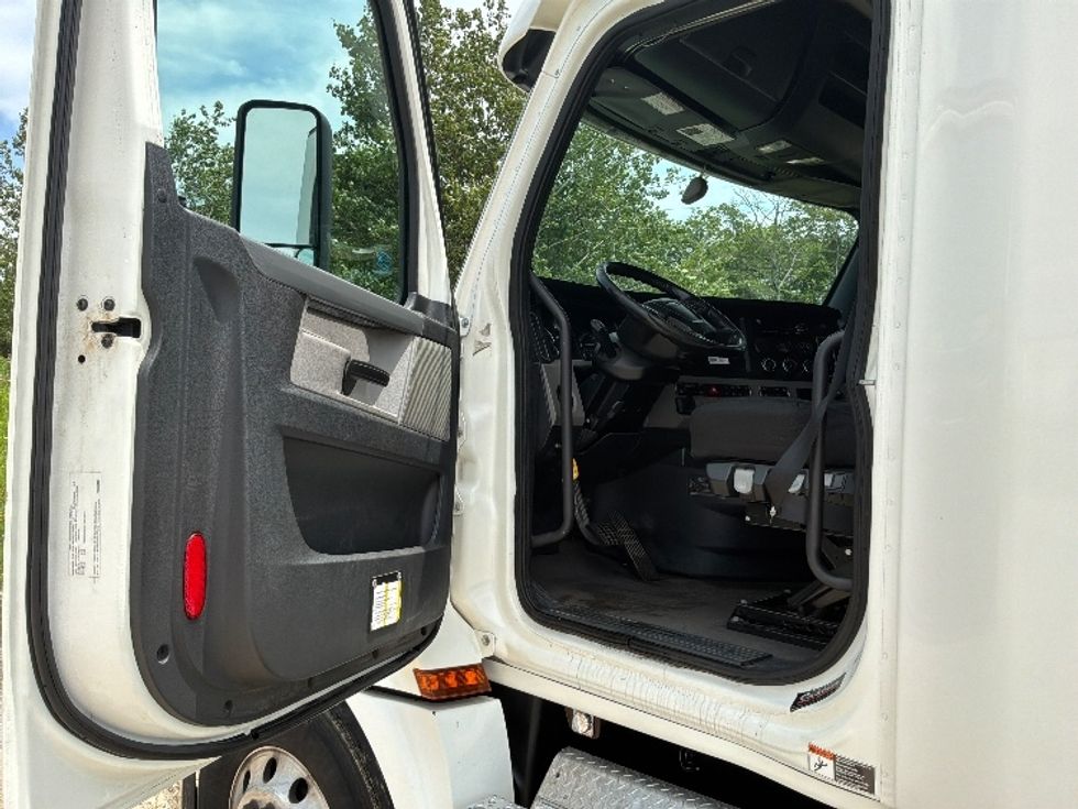 Sleeper Tractor-Heavy Duty Tractors-Freightliner-2020-T12664ST-Pottsville-PA-576,000\n\t\tmiles-$ 62,750 - Image 9