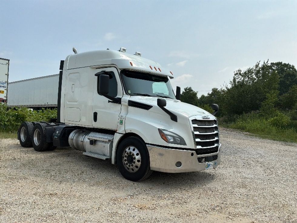 Sleeper Tractor-Heavy Duty Tractors-Freightliner-2020-T12664ST-Pottsville-PA-628,990\n\t\tmiles-$ 59,250 - Image 1